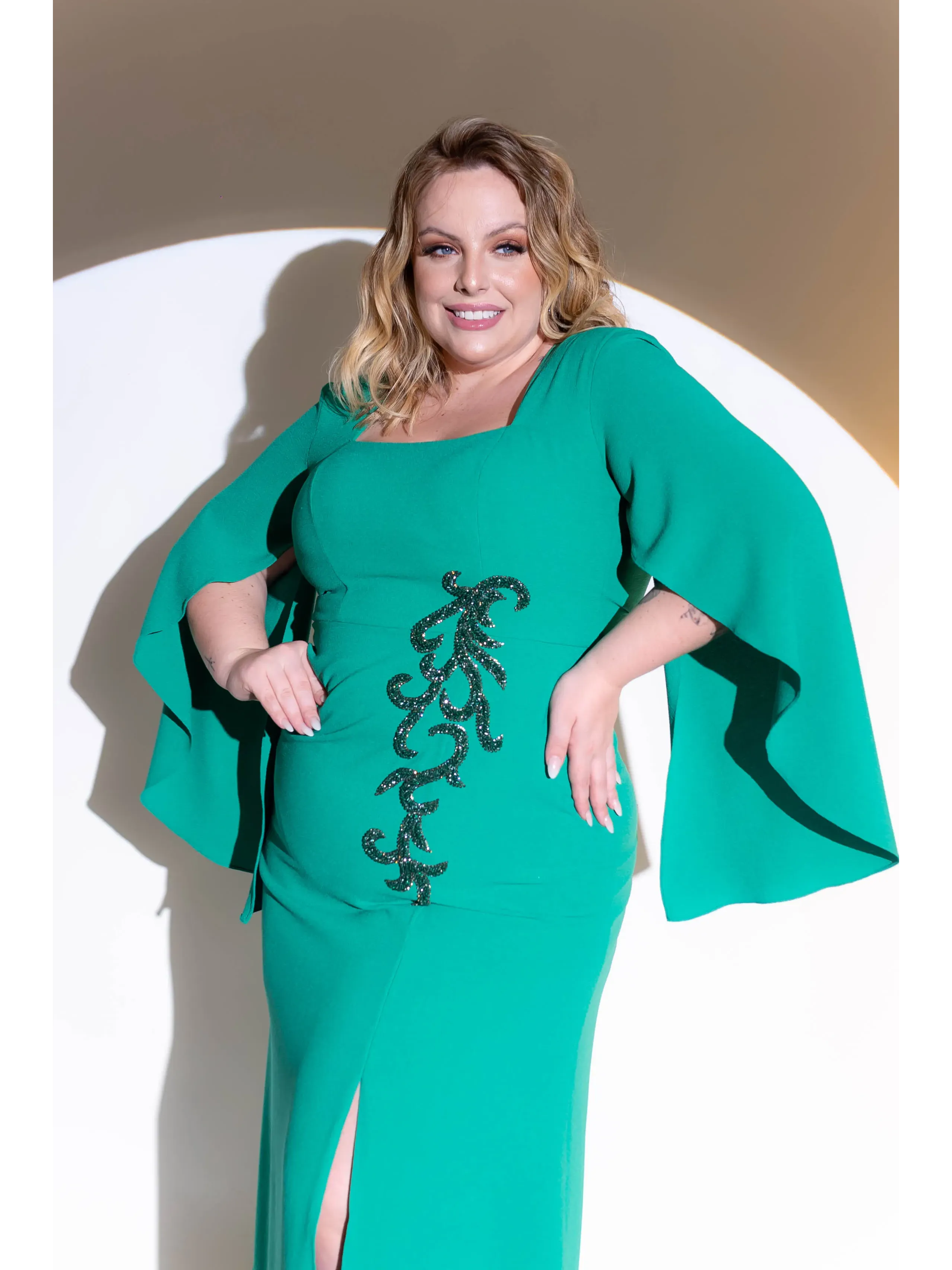 vestido Longo verde com capa, detalhe bordado chumbo ASD880.1.webp