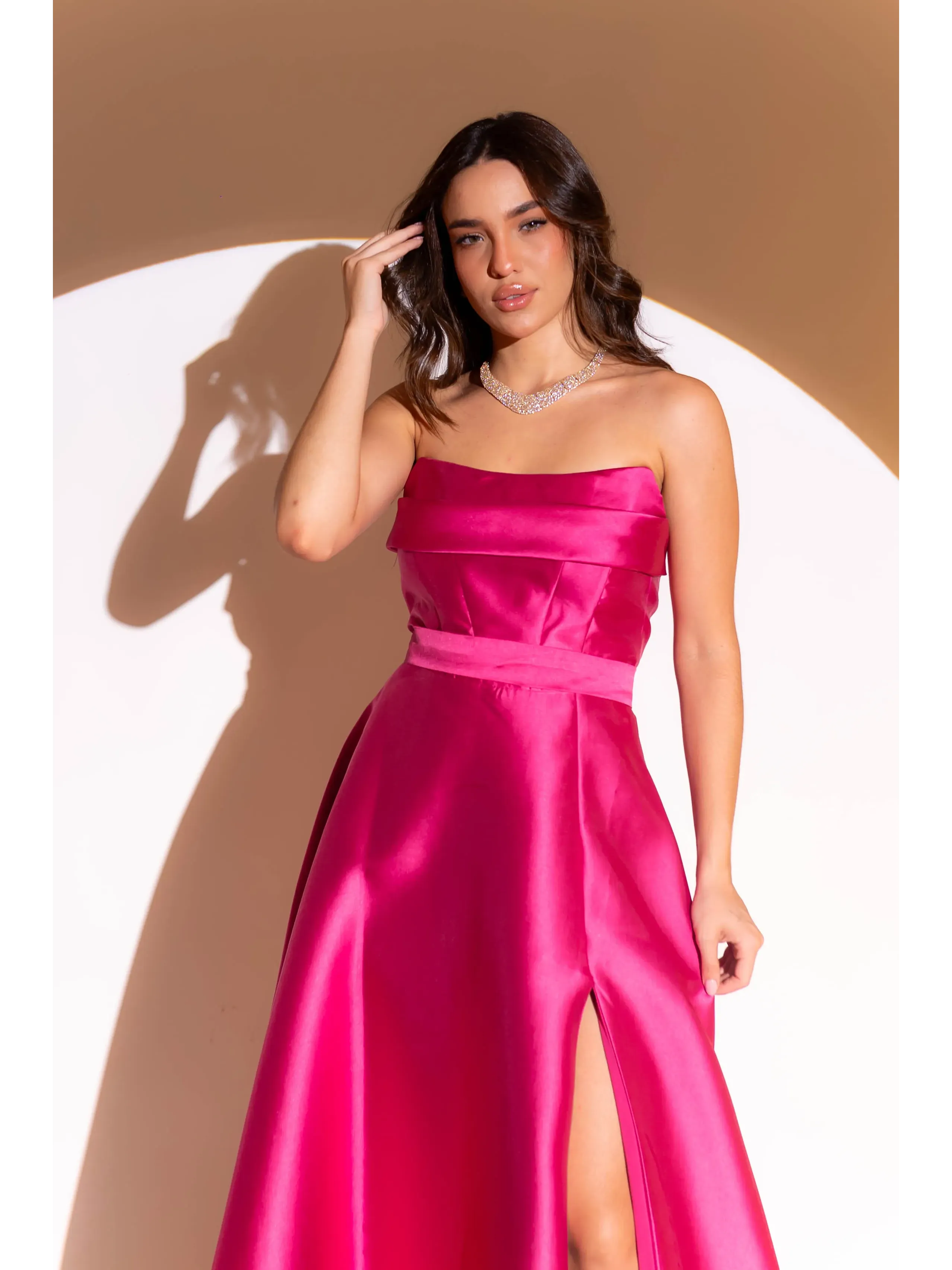 vestido longo fucsia tomara que caia em zibeline com fenda LZ1.webp