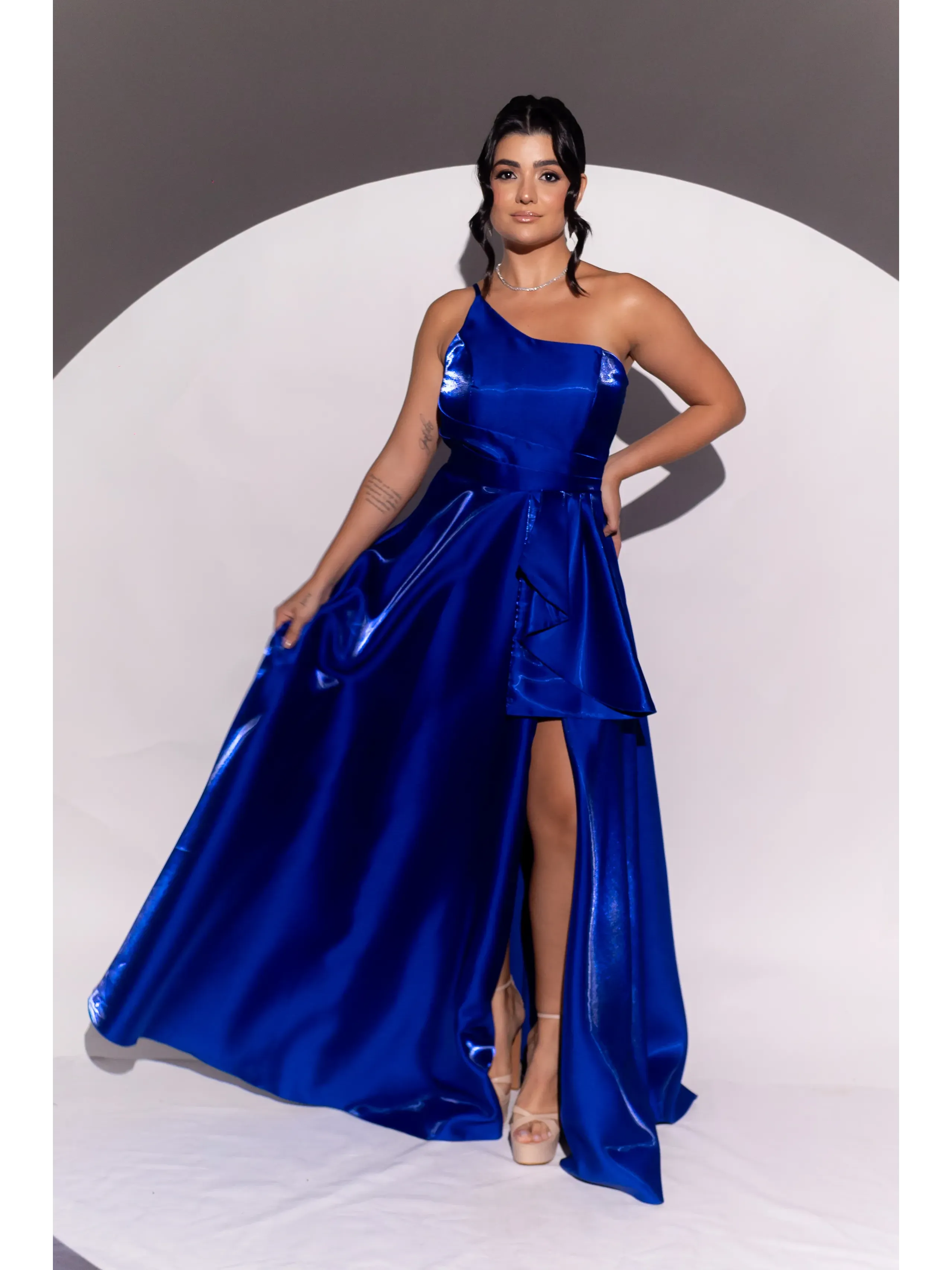 longo azul royal no formato nula manga tecido em zibeline glow e fenda na saia LOREN35.1.webp