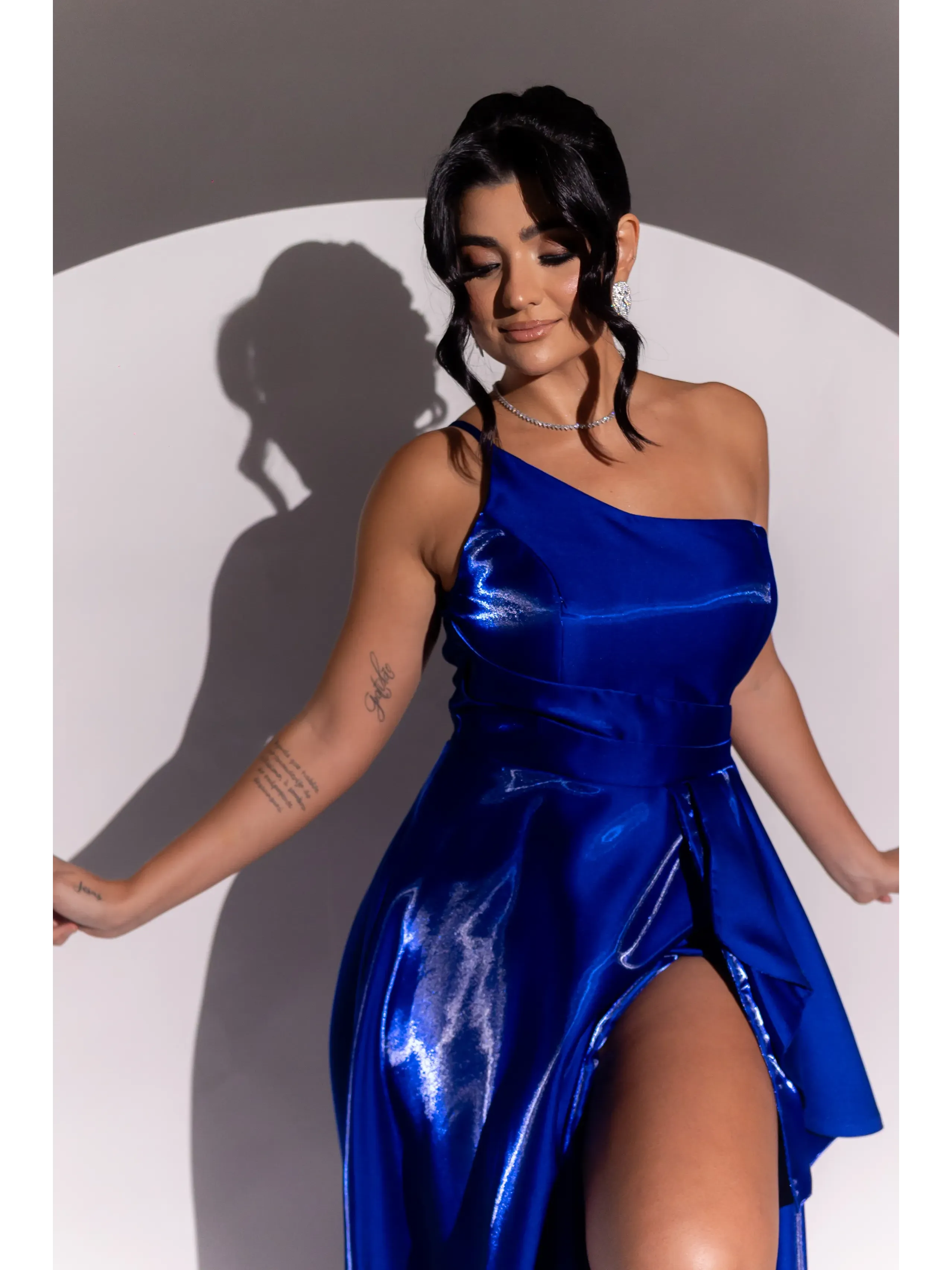 longo azul royal no formato nula manga tecido em zibeline glow e fenda na saia LOREN35.2.webp