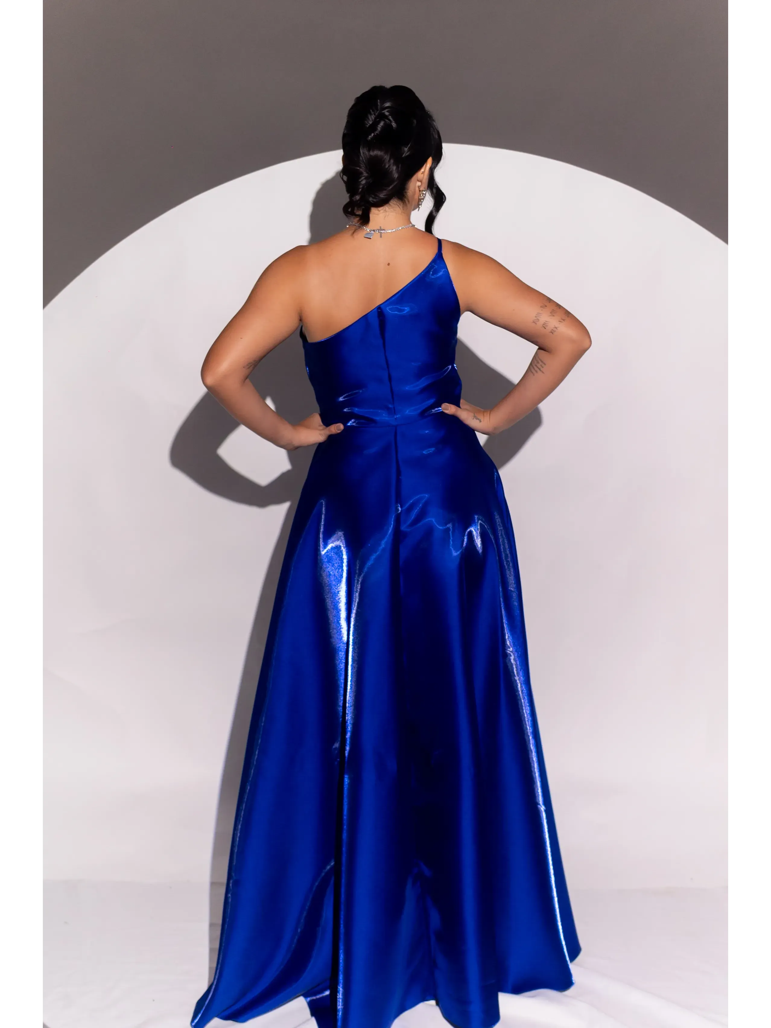 longo azul royal no formato nula manga tecido em zibeline glow e fenda na saia LOREN35.3.webp