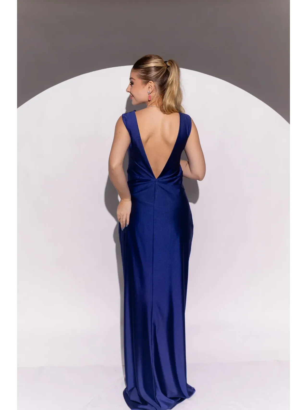 Longo azul alça larga, decote cavado sereia com detalhe drapeado ASD1023.3.webp