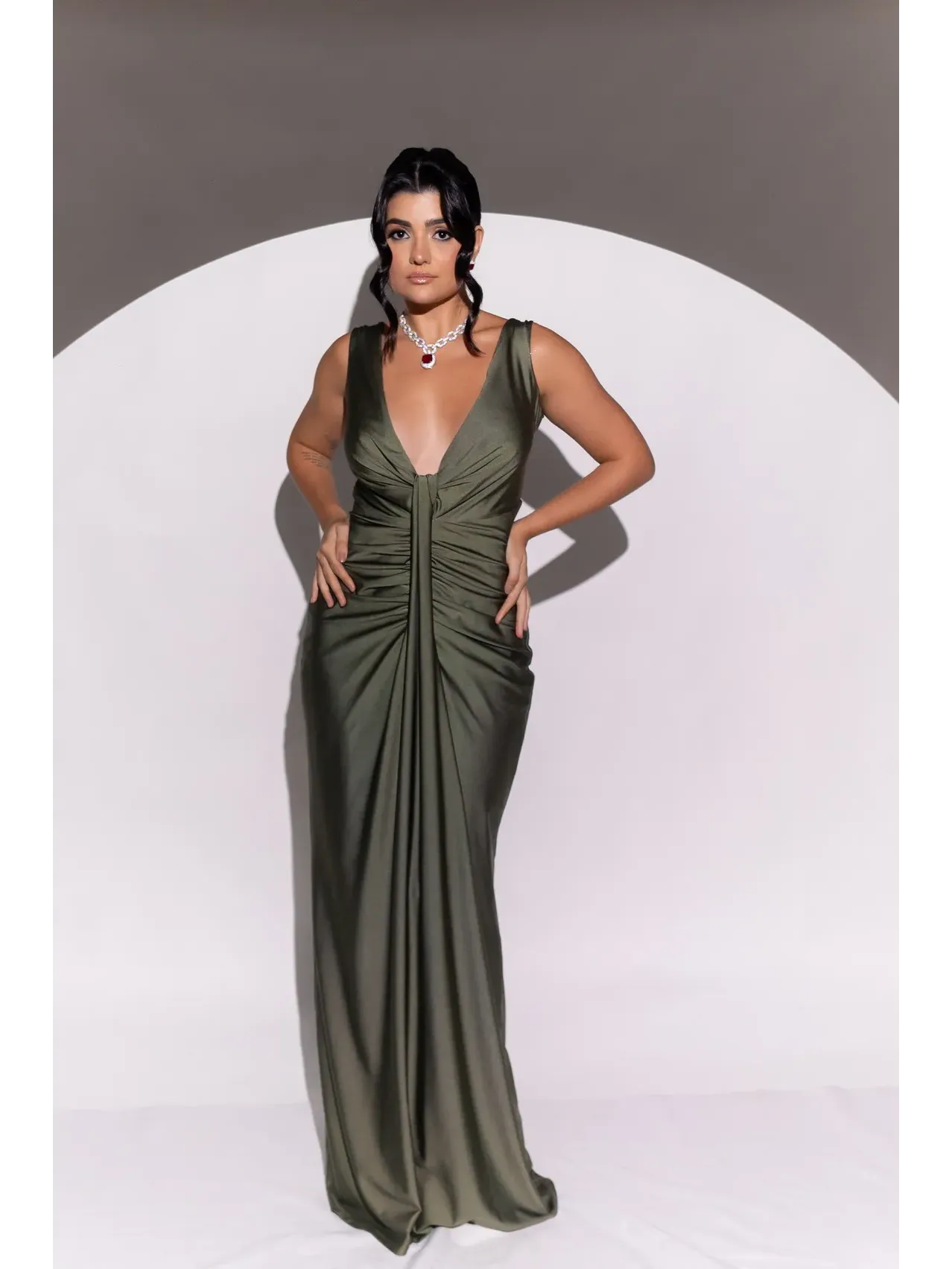 longo verde oliva com alça larga modelo seria com decote cavado ASD1024.1.webp