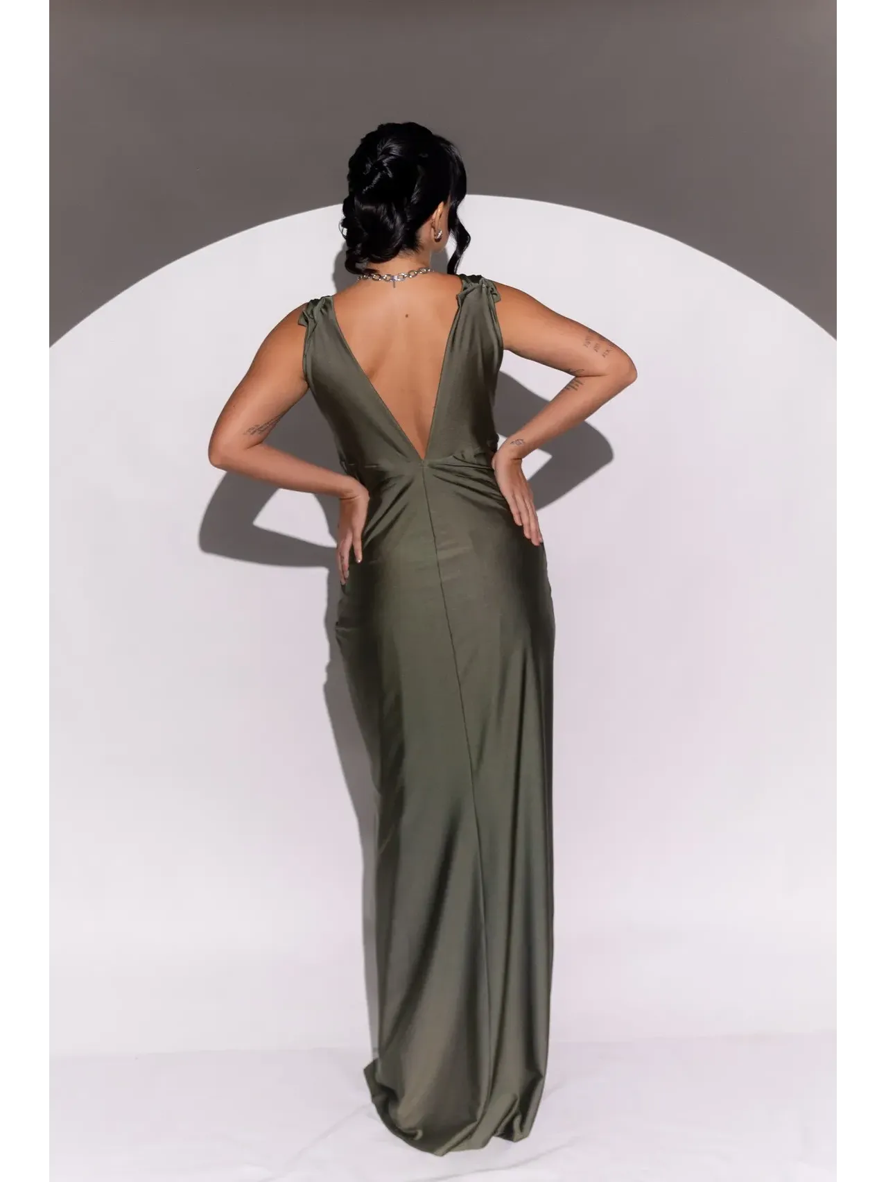 longo verde oliva com alça larga modelo seria com decote cavado ASD1024.3.webp