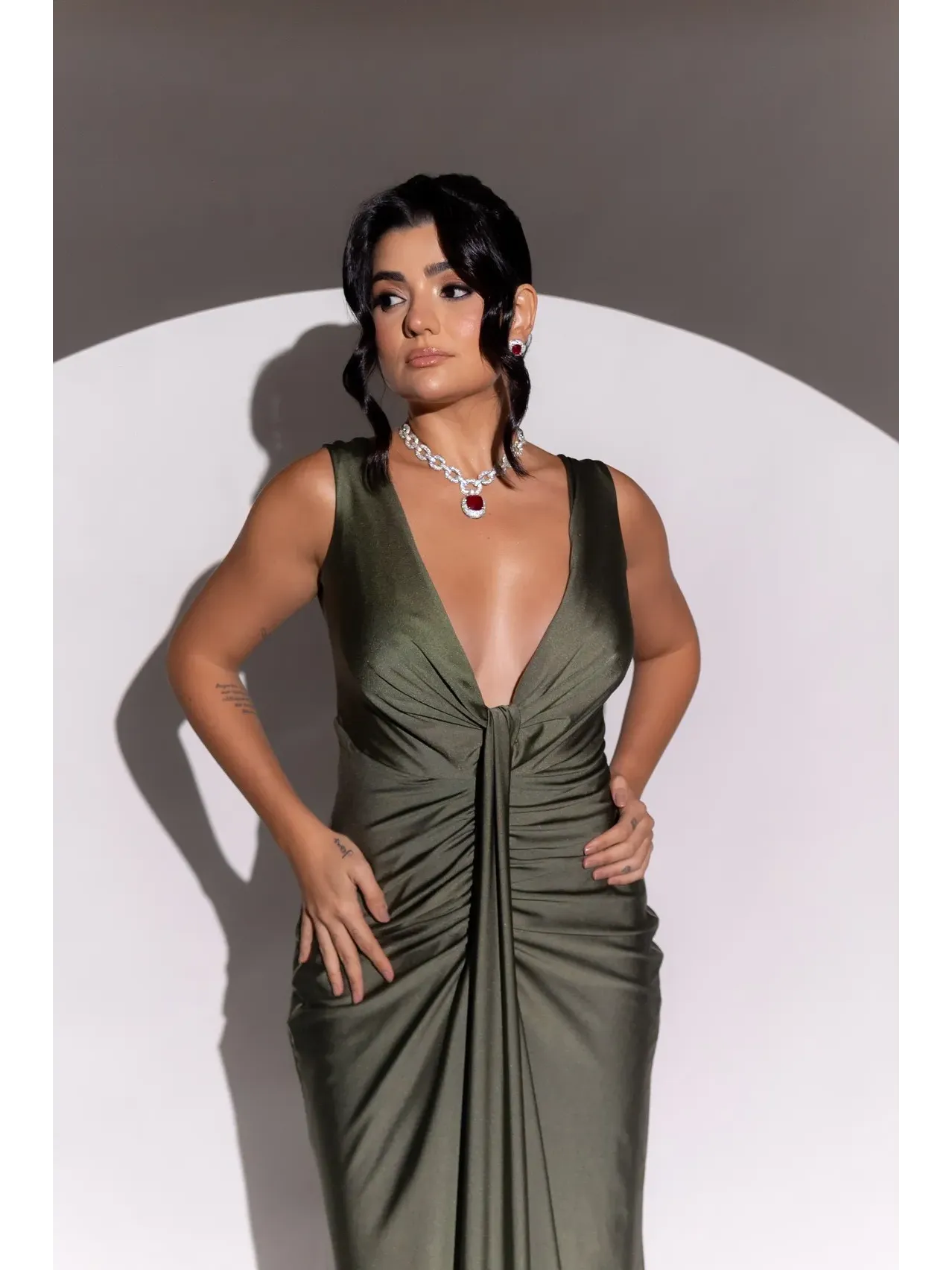 longo verde oliva com alça larga modelo seria com decote cavado ASD1024.2.webp