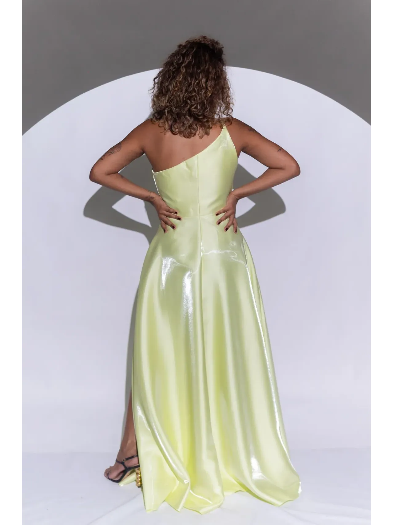 longo verde lima modelo nula manga no tecido em zibeline glow e fenda LOREN37.3.webp