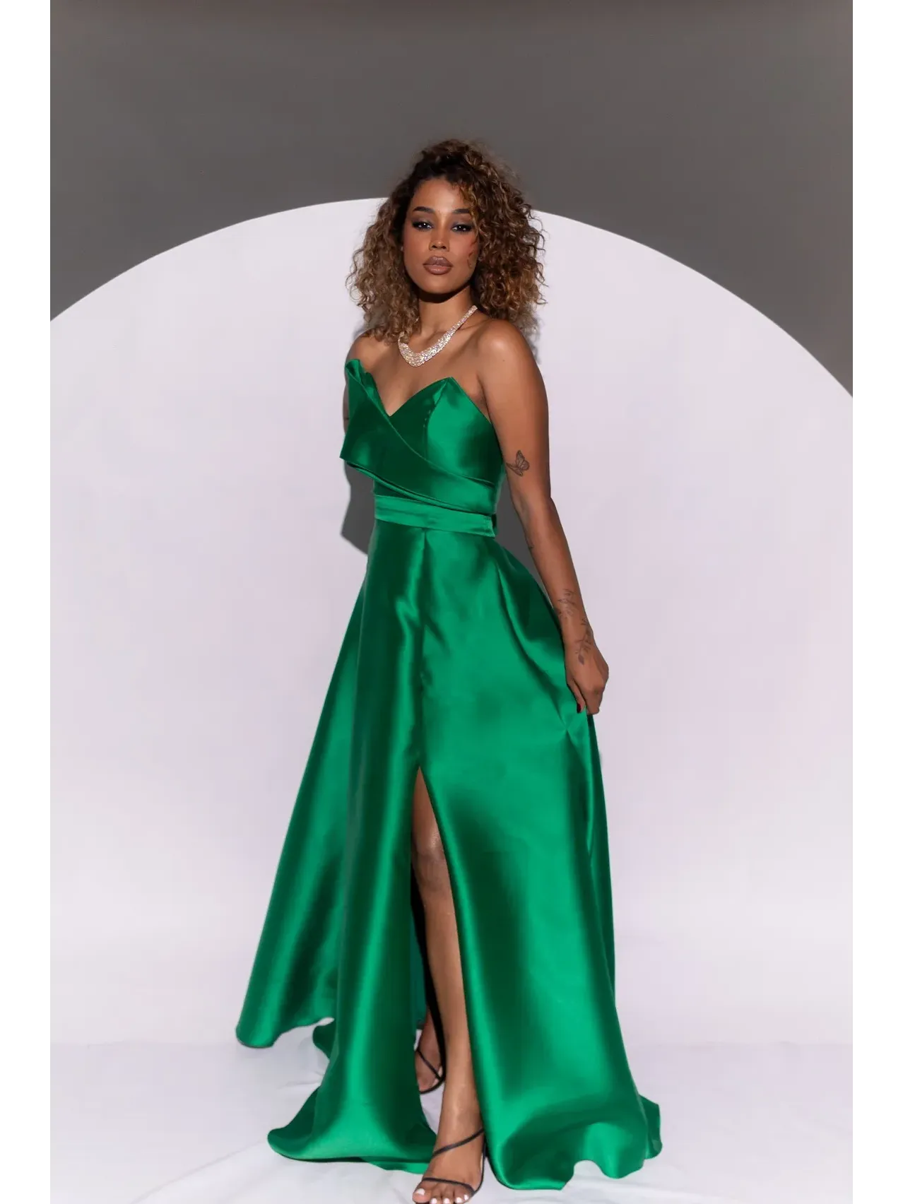 longo verde esmeralda com tecido em zibeline no modelo tomara que caia com cinto e fenda IZ10.1.webp