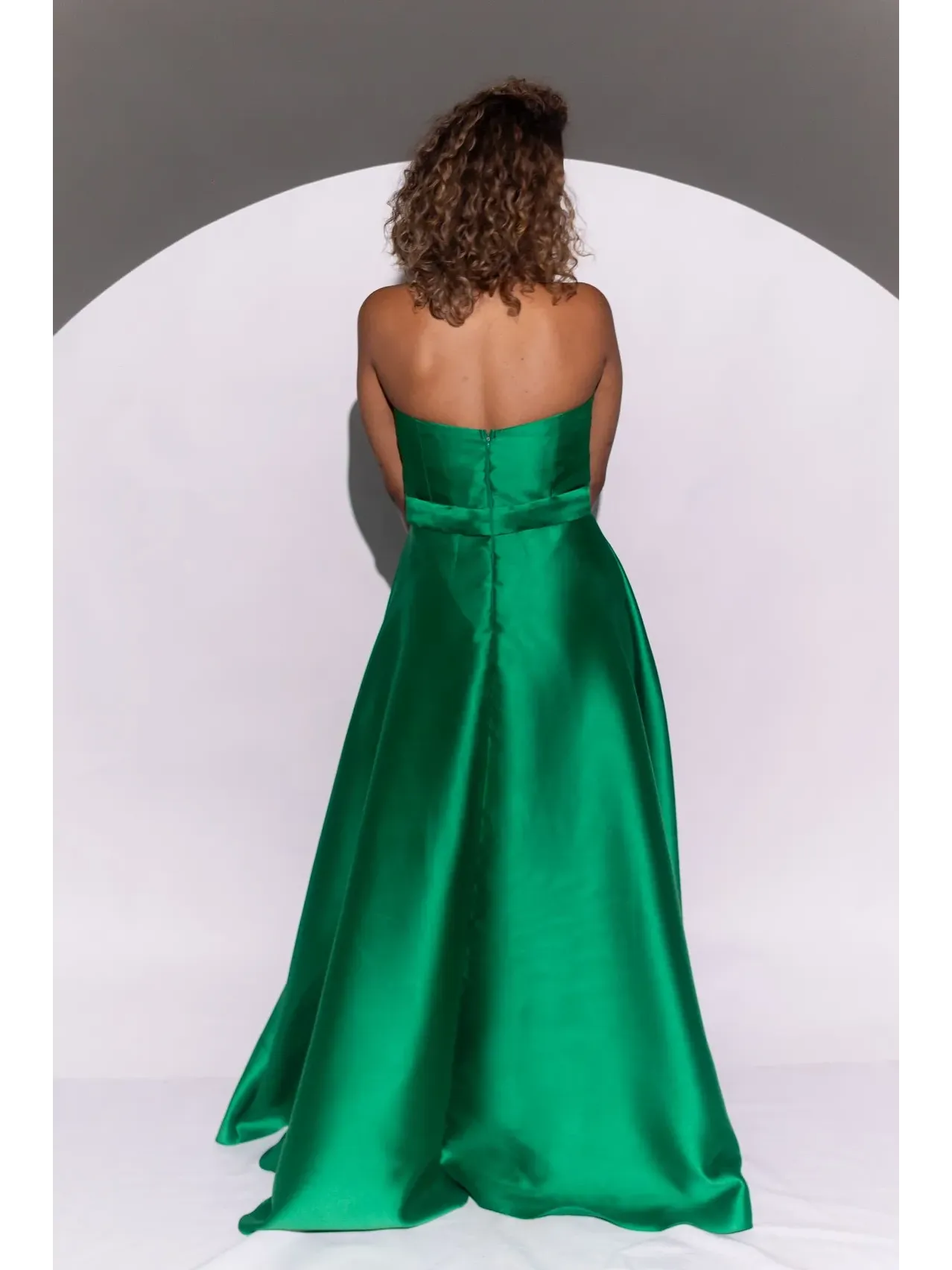 longo verde esmeralda com tecido em zibeline no modelo tomara que caia com cinto e fenda IZ10.3.webp