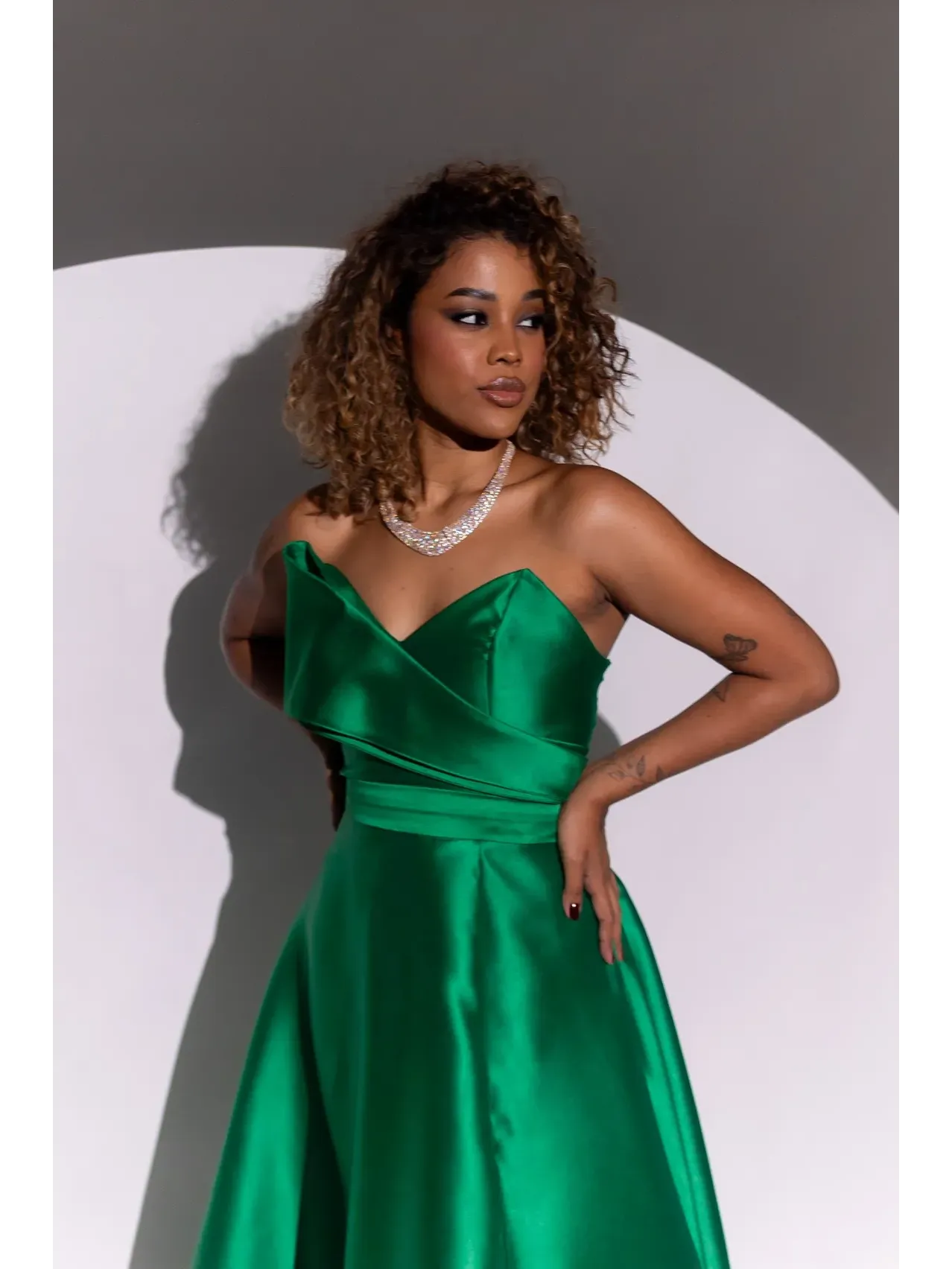 longo verde esmeralda com tecido em zibeline no modelo tomara que caia com cinto e fenda IZ10.2.webp