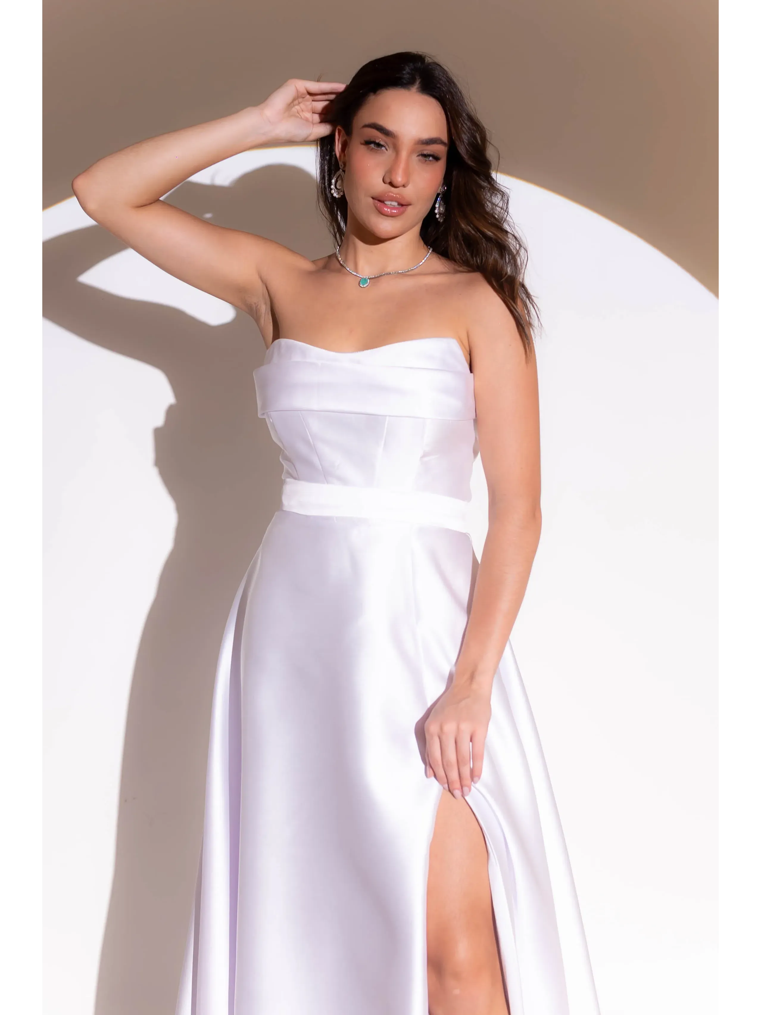 longo branco modelo tomara que caia em alfaiataria com fenda na saia LOREN29.1.webp