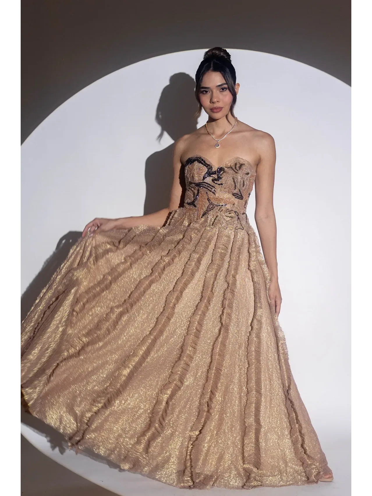 longo dourado com saia em tule e fios dourados busto com bordado azul opção com alça ou tomara que caia ASD503.3.webp