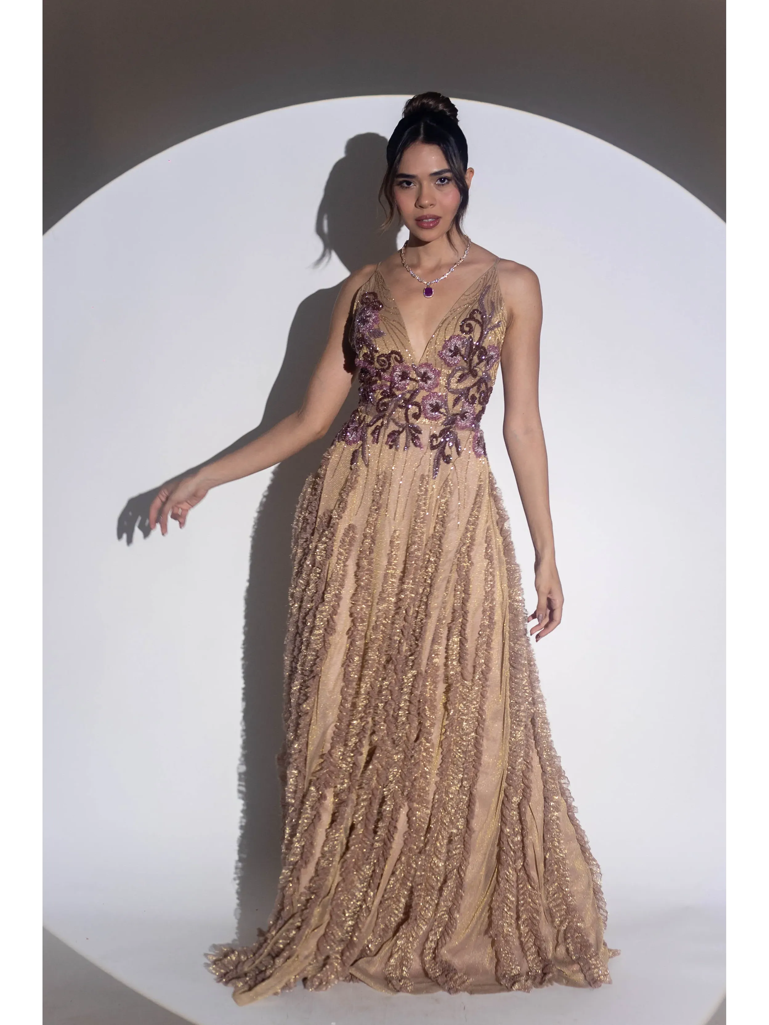 longo dourado com bordado roxo no busto decote e saia com volumetria ASD888.webp