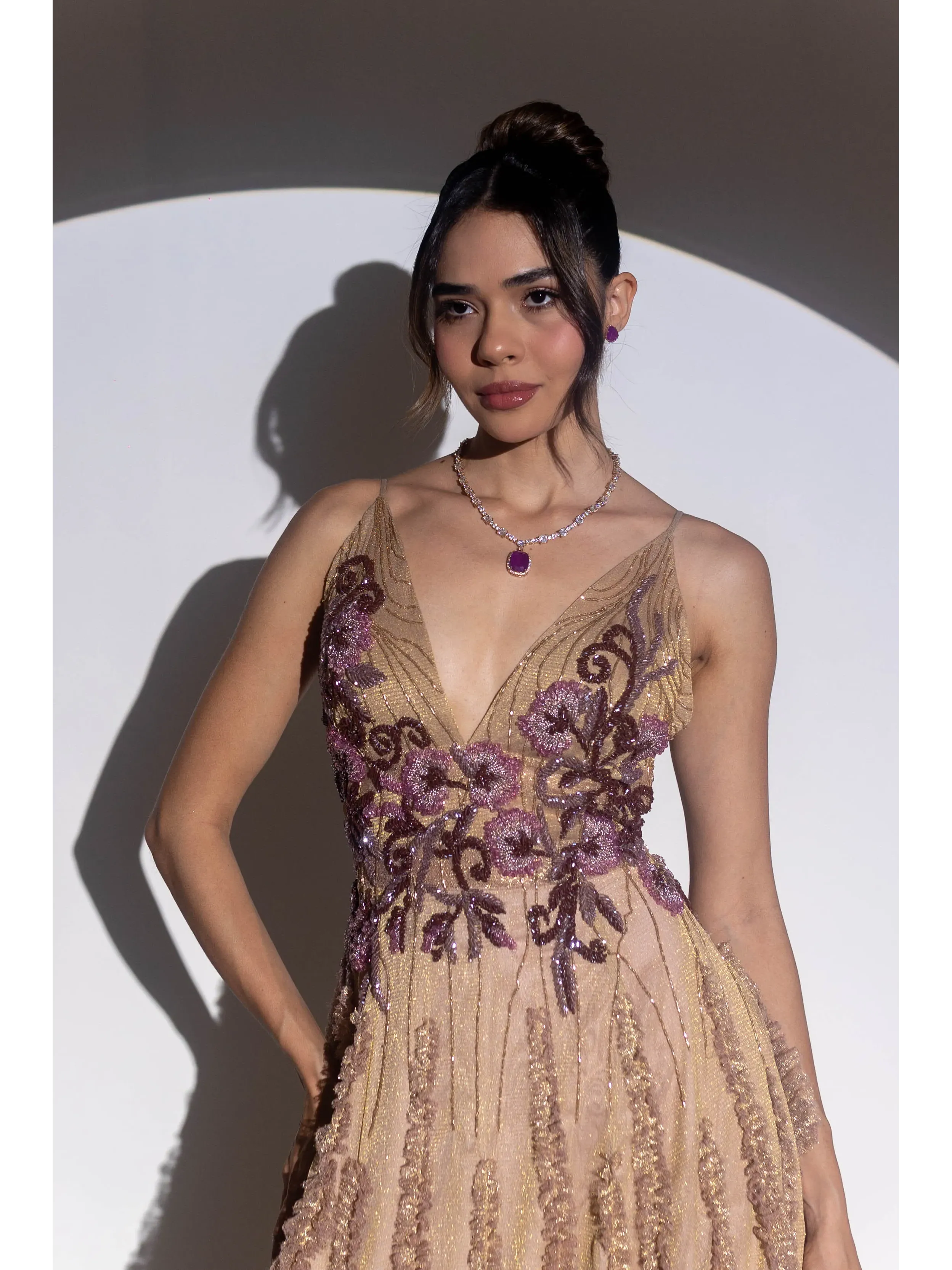 longo dourado com bordado roxo no busto decote e saia com volumetria ASD888.3.webp