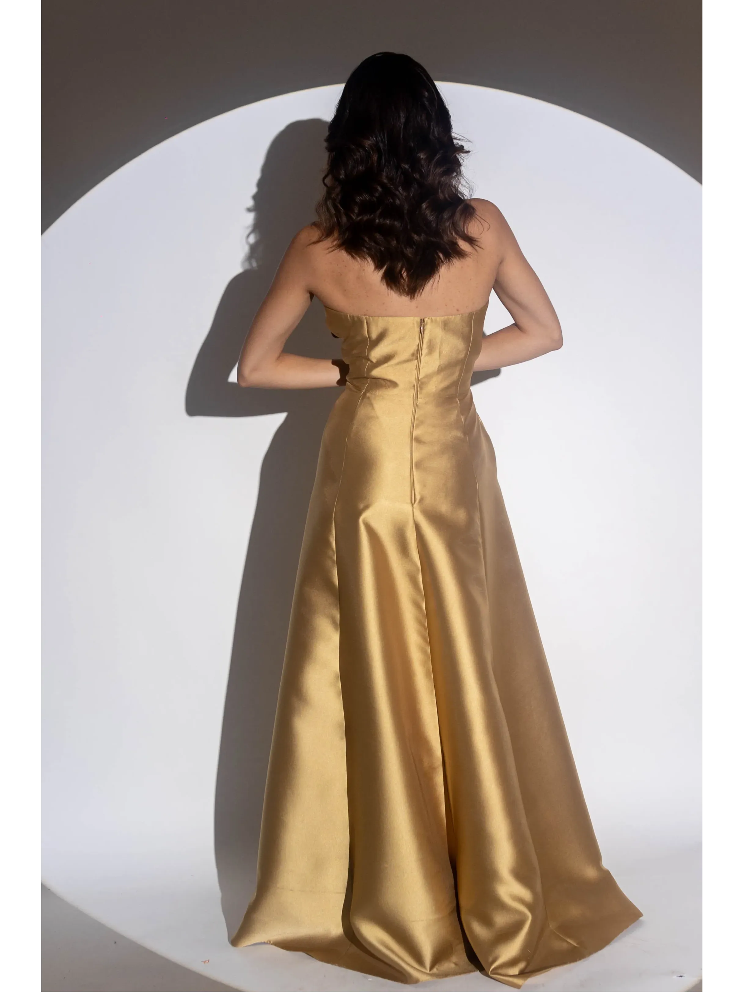 longo dourado modelo tomara que caia em zibeline ASD951.2.webp