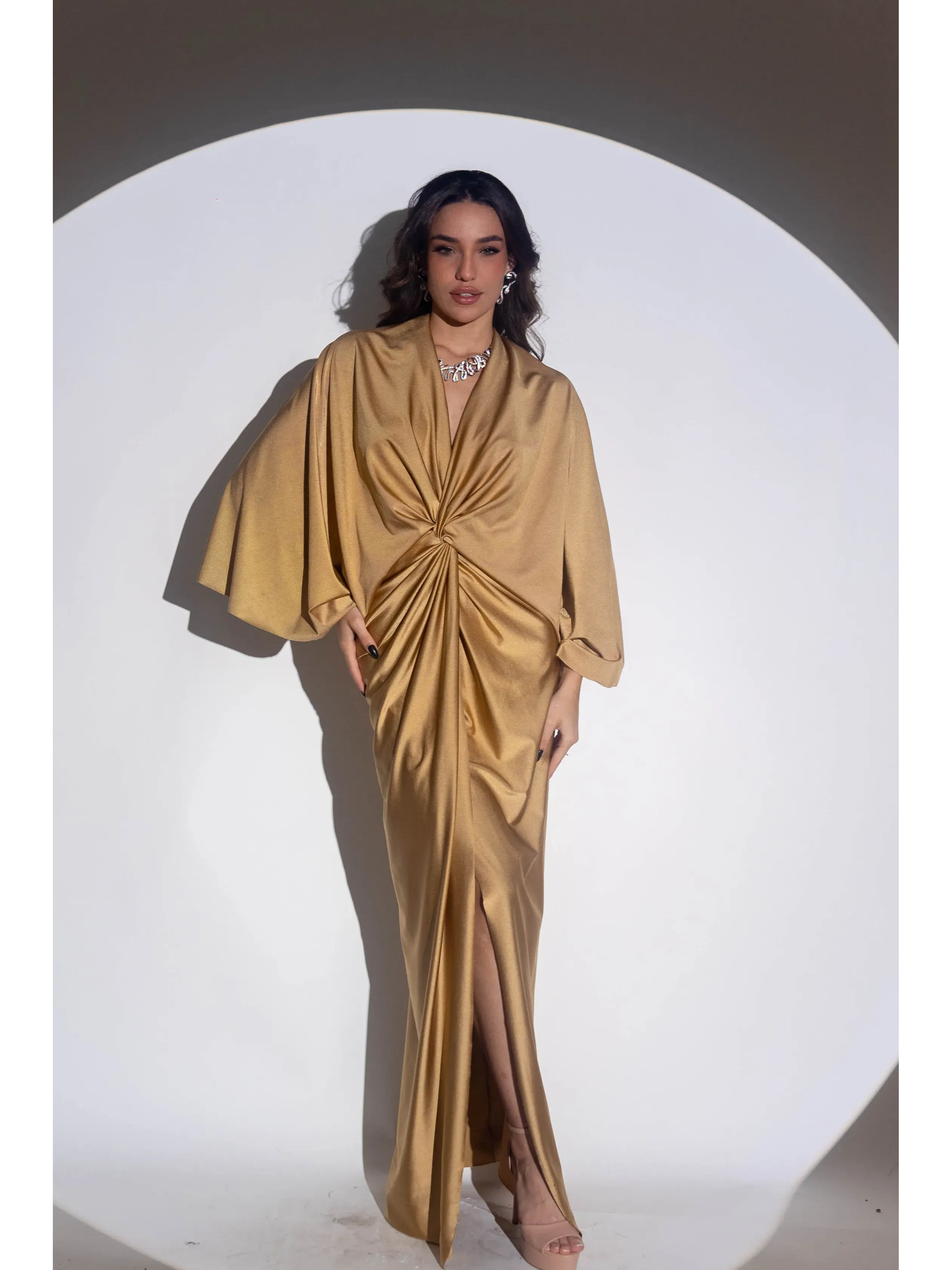 Longo dourado alça larga, cinto cruzado saia solta fenda easy fit RAJ19.2.webp
