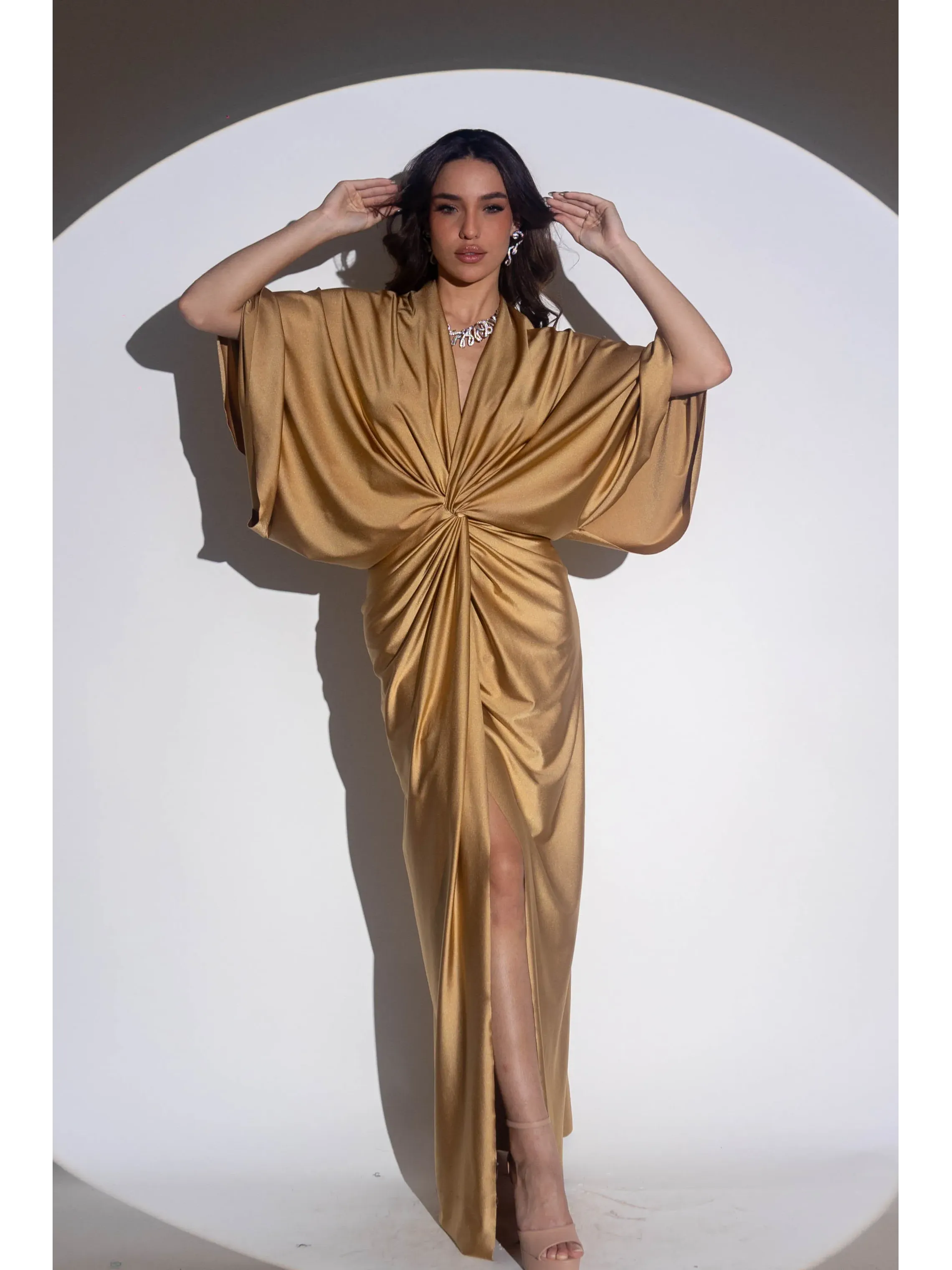 longo dourado manga morcego com nó na cintura e saia com fenda modelo Easy Fit RAJ49.1.webp