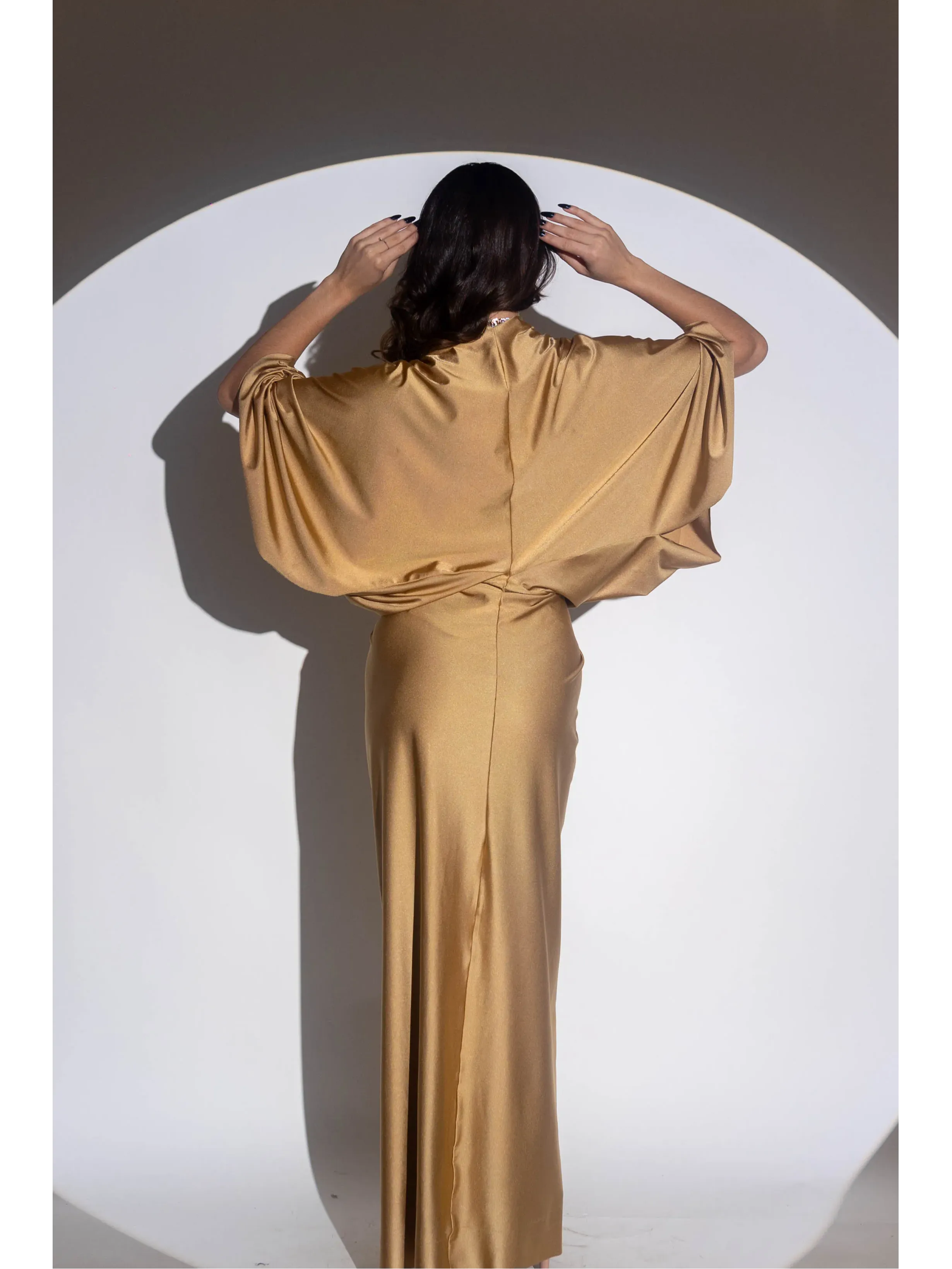 longo dourado manga morcego com nó na cintura e saia com fenda modelo Easy Fit RAJ49.webp