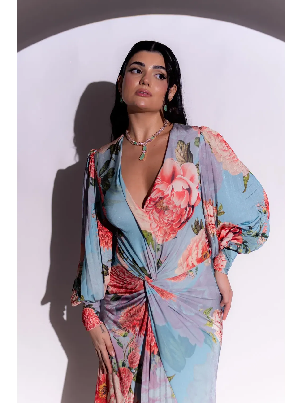 longo azul tiffany floral com manga longa e decote nó na cintura modelo Easy Fit ASD509.1.webp