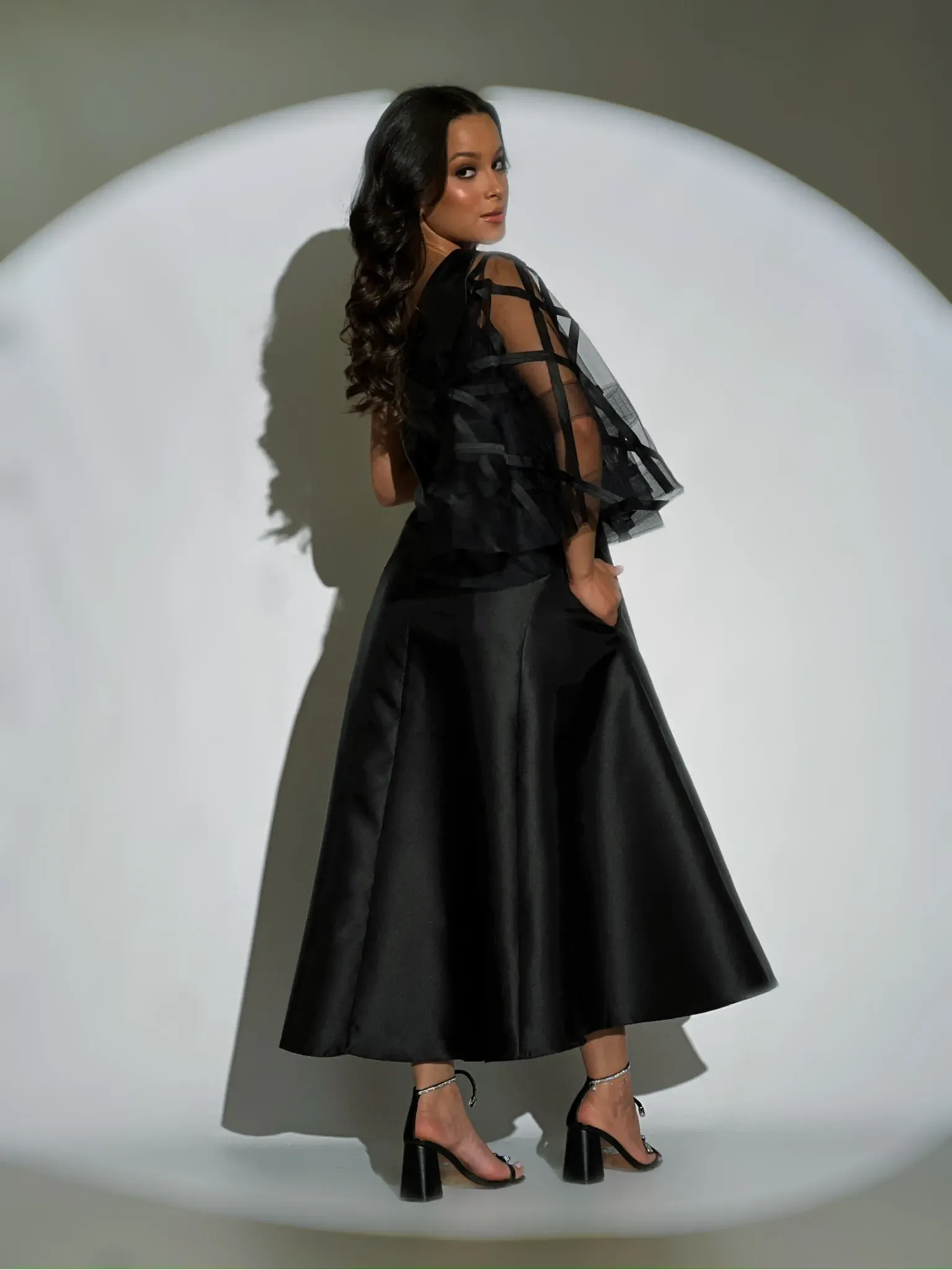 midi preto modelo nula manga com detalhes em viés e bolso ASD862.webp