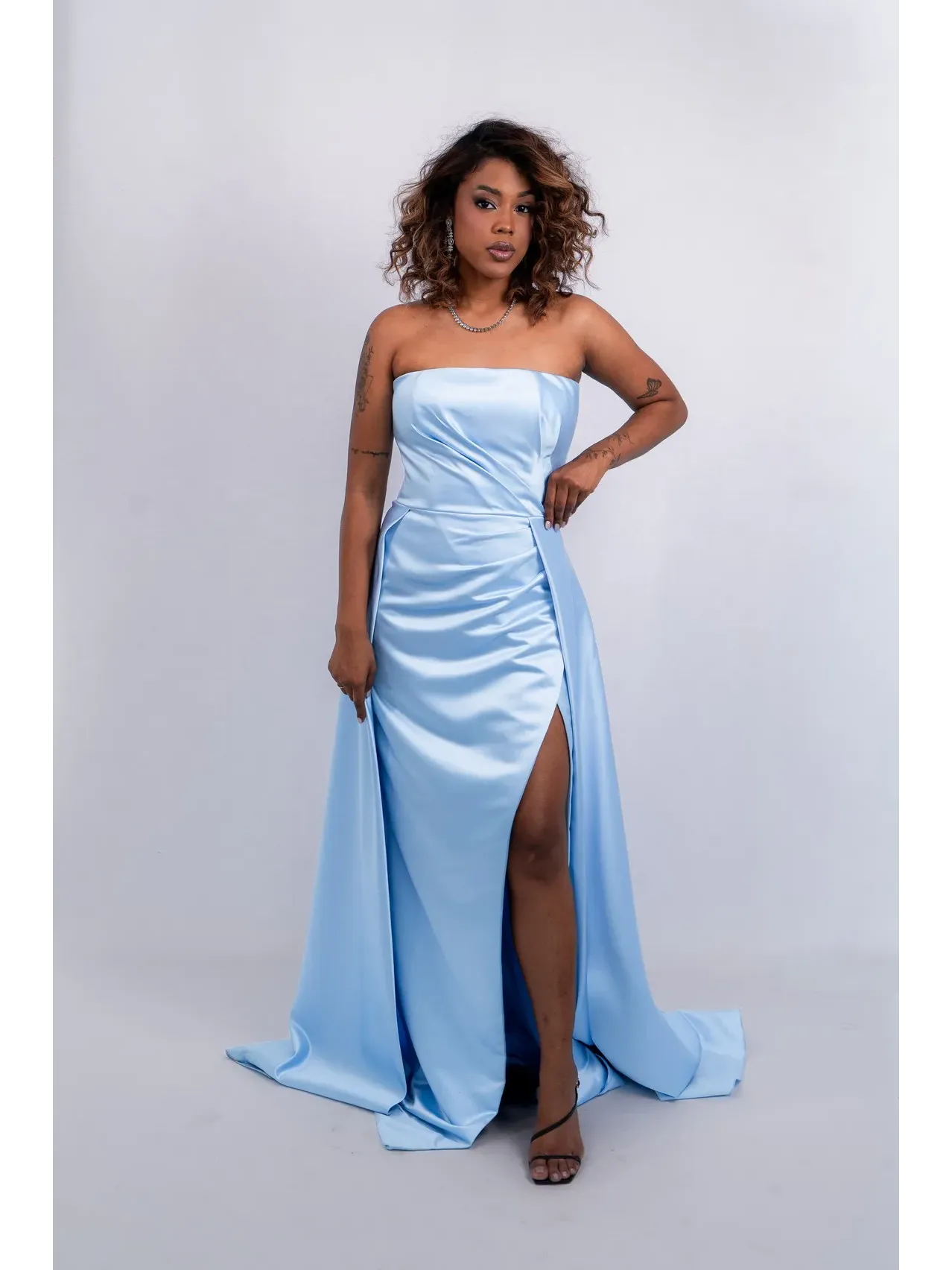 Vestido de festa longo azul serenity com cetim duchesse no modelo tomara que caia e sobressaia  ASDSP76.webp