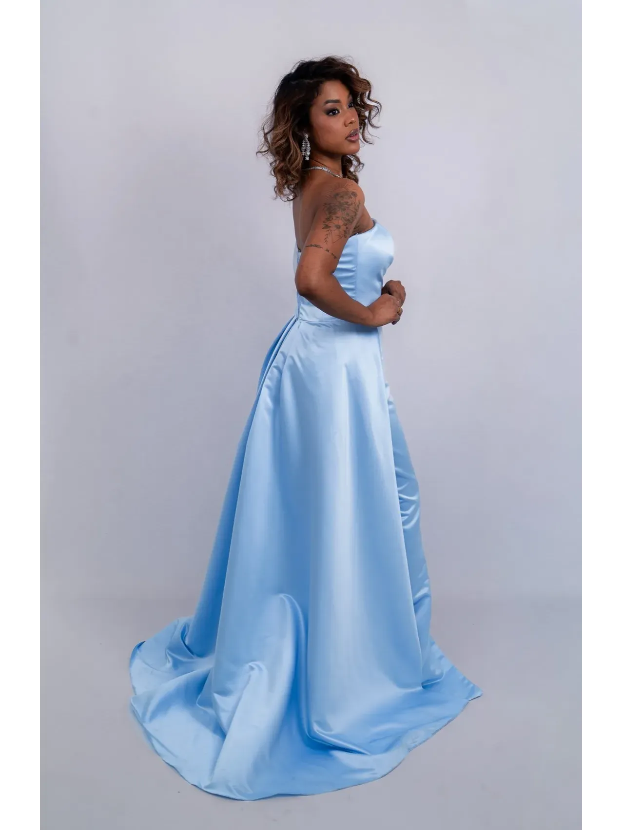 Vestido de festa longo azul serenity com cetim duchesse no modelo tomara que caia e sobressaia  ASDSP76.3.webp