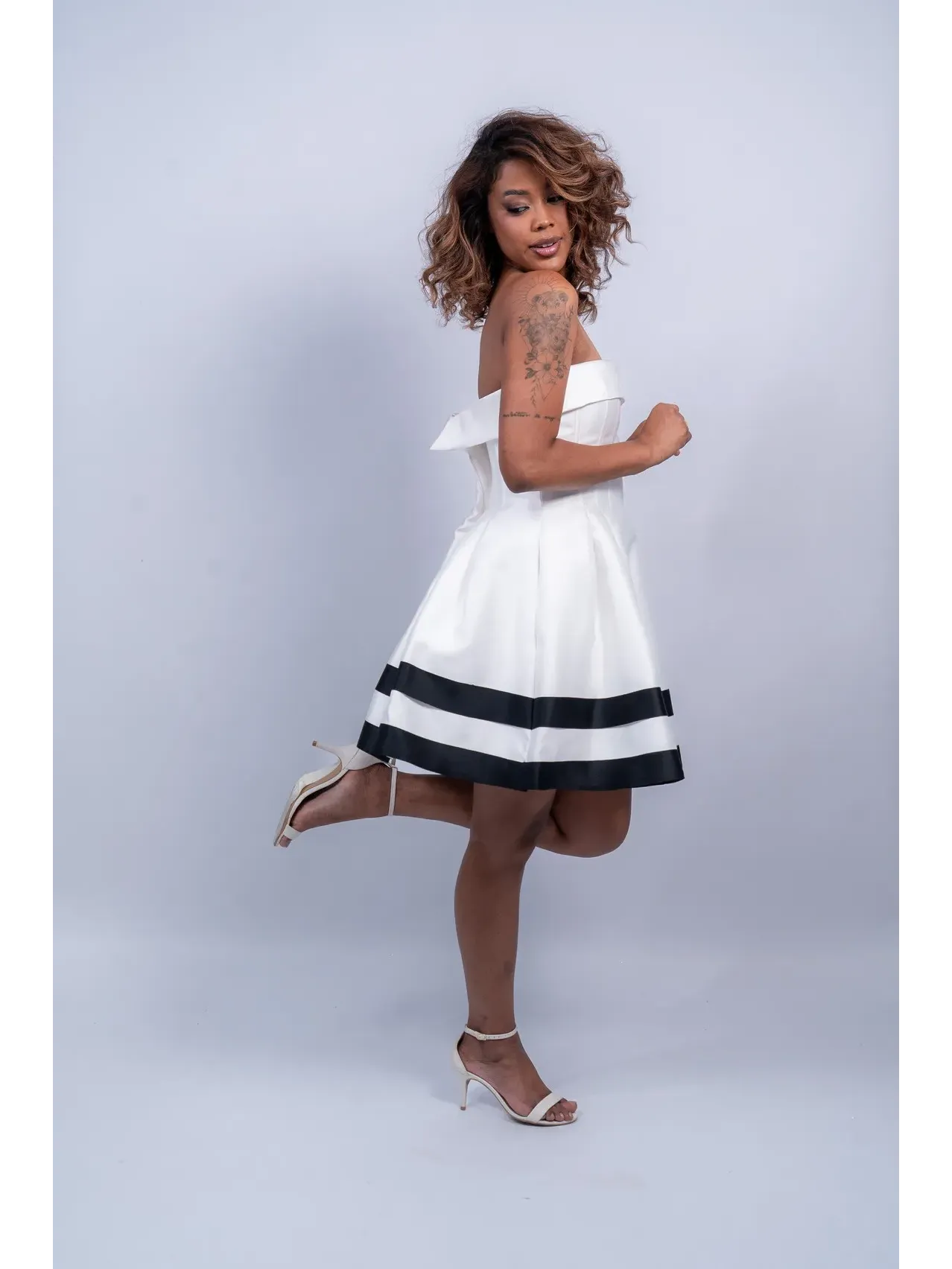 Vestido de festa curto branco em zibeline tomara que caia com corset saia pregada e listras pretas na barra ASDSP108.webp