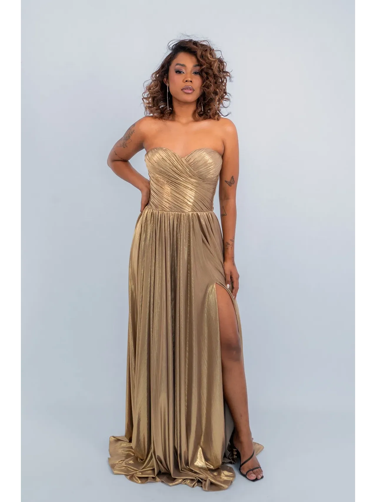 Vestido de festa longo dourado tomara que caia bsto decote coração drapeado saia com fenda ASDSP58.webp