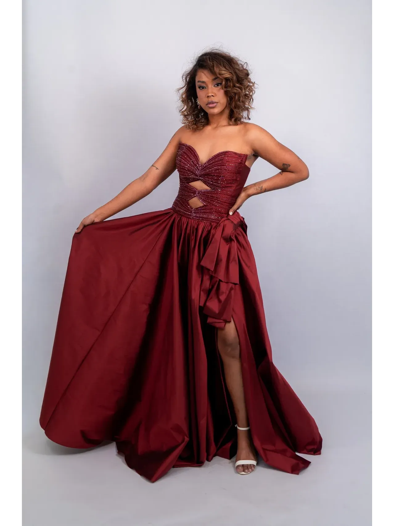 Vestido de festa longo marsala em tafeta tomara que caia decote coração busto bordado detalhe laço lateral saia com fenda ASDSP41.3.webp