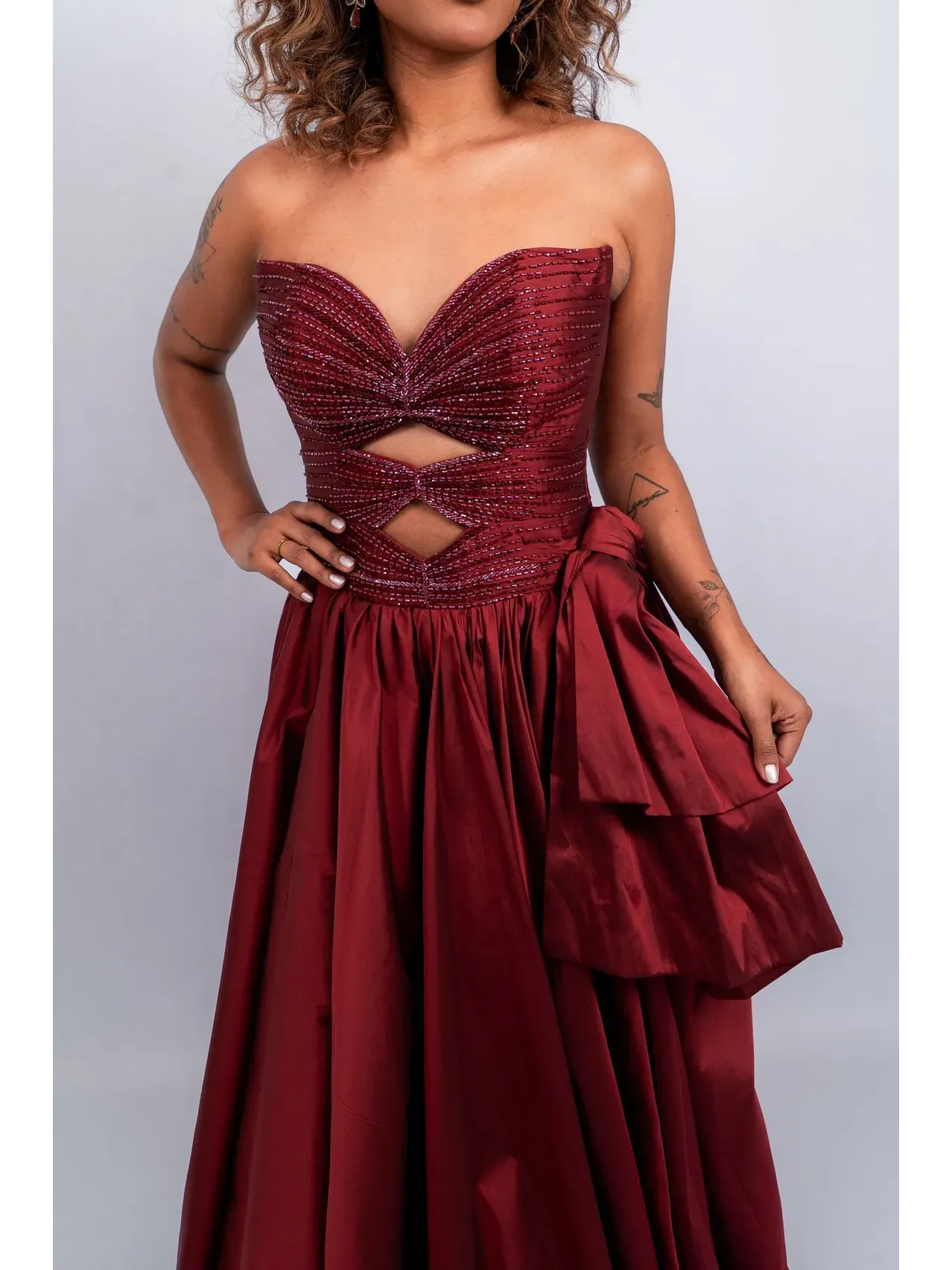 Vestido de festa longo marsala em tafeta tomara que caia decote coração busto bordado detalhe laço lateral saia com fenda ASDSP41.1.webp