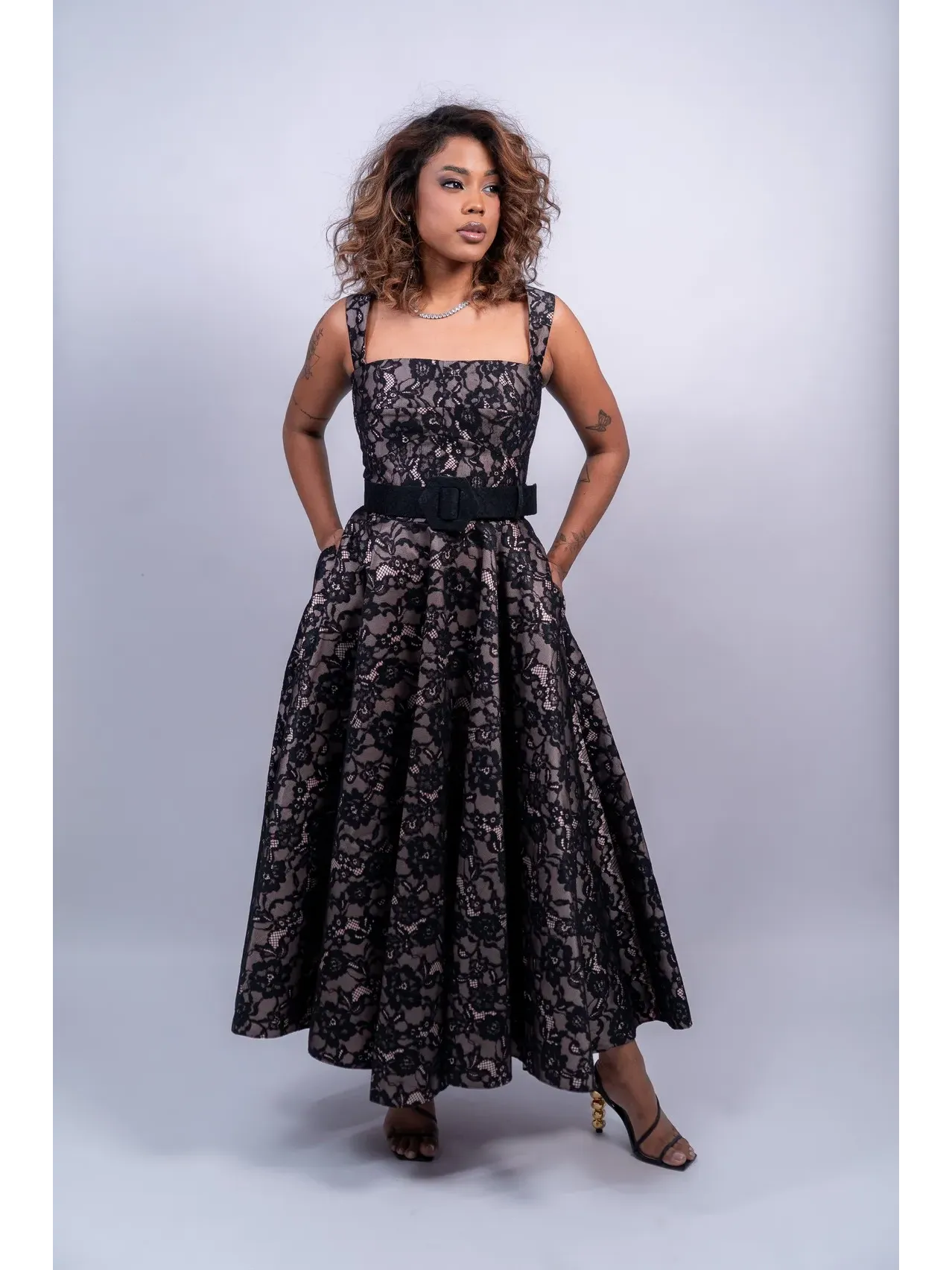 Vestido de festa midi em renda preta com forro rosê saia godê alça larga e cinto hexagonal preto com bolso ASDSP101.webp
